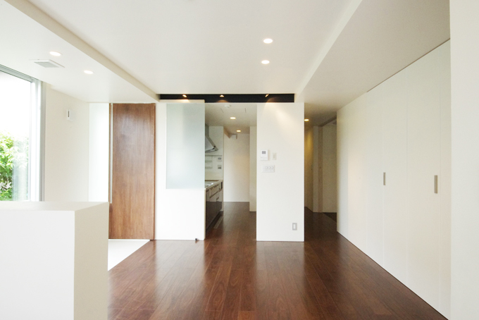 壁面収納を持つリビングダイニング