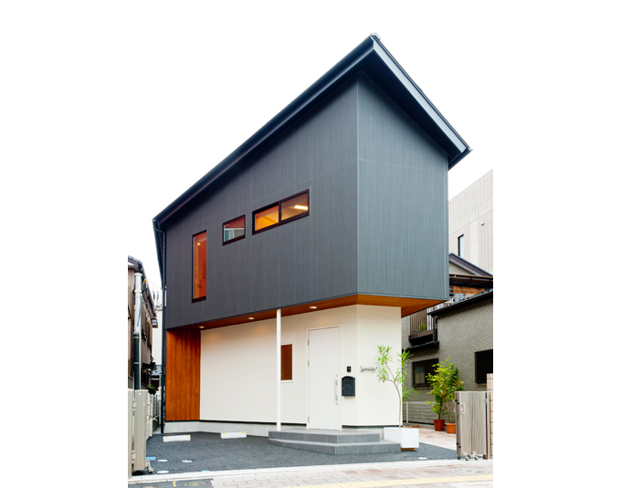 素材の組み合わせで表情あるエントランスに