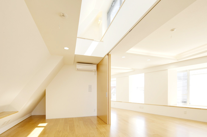 斜線制限を利用してつくった、ハイサイド窓