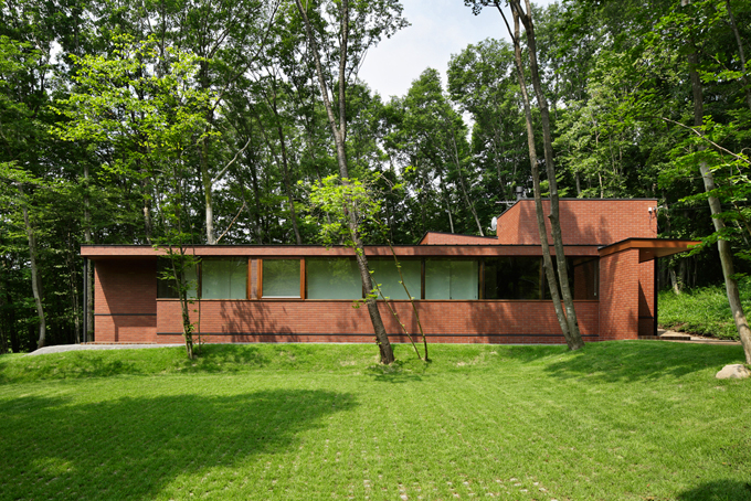 外壁にレンガをつかって、シンプルモダン。3