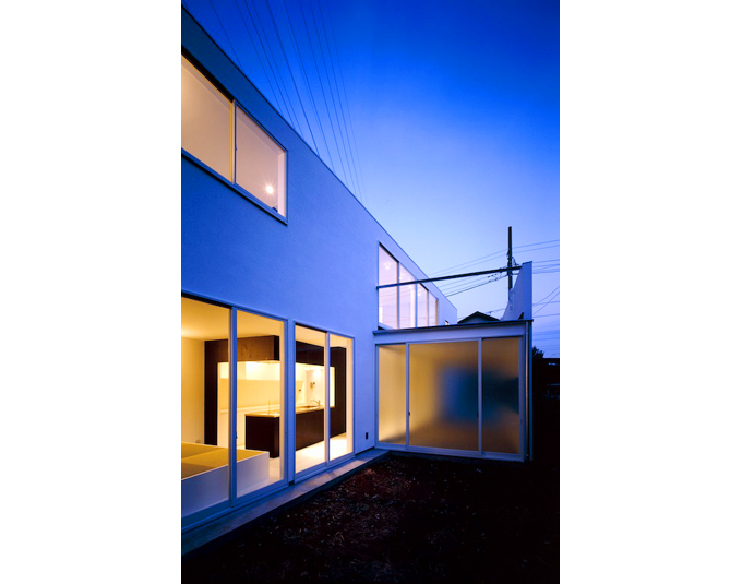 庭と繋がる主室とガレージ