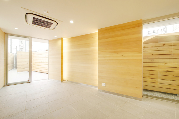 奥へ奥へと連なる、木の壁