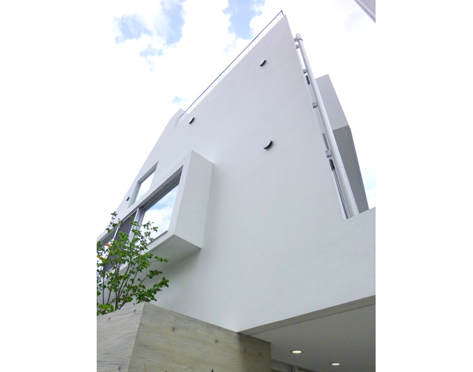 光触媒の塗料によって、真っ白に仕上げた外壁