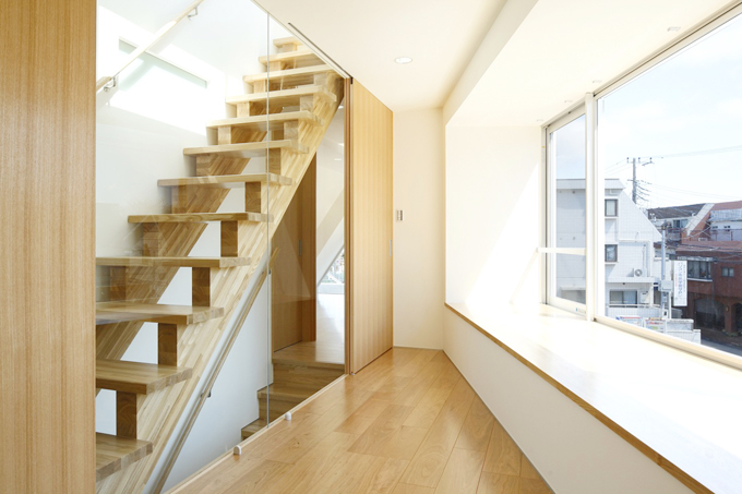 ガラスによって仕切られた階段 Fevecasa フェブカーサ