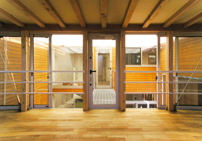 連続窓から光を取り込む