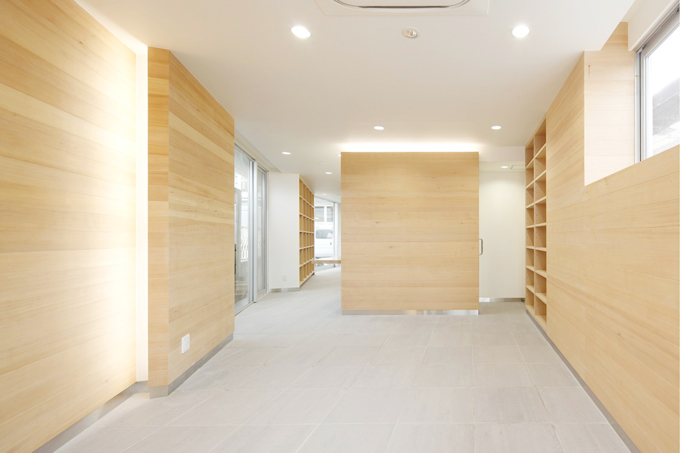 木の壁と間接照明によって、さりげなく仕切られた店内