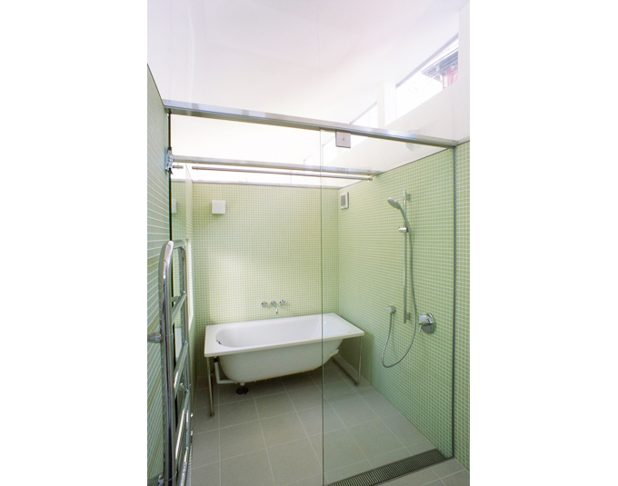 天井までガラス張りの浴室