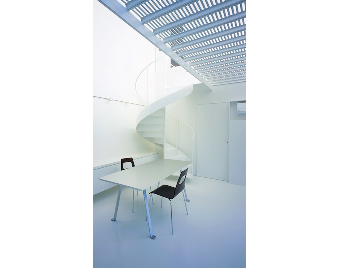 スレンダーな回り階段とオリジナルテーブル