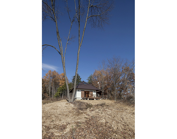 眺めのよい広い敷地に建つ小さな山荘