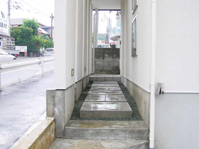 玉砂利と敷き石を置いたアプローチ