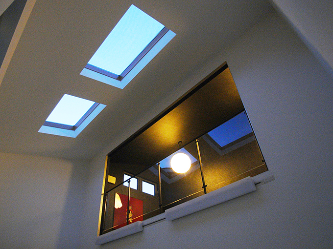 夜景を眺める大きいトップライト