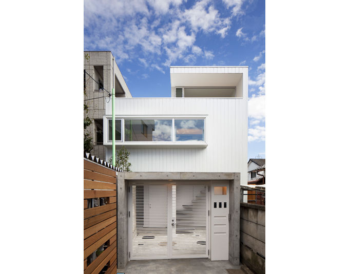 西側から見た外観