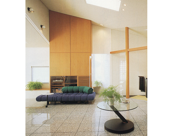 天井一杯の壁面収納、斜めの光が差し込みます