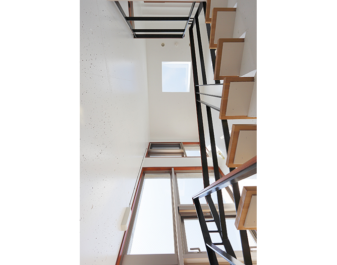 トップライトから光が注ぐ吹き抜け階段