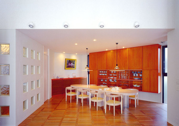 収納はメープルの仕上げ、たまゆらの光が