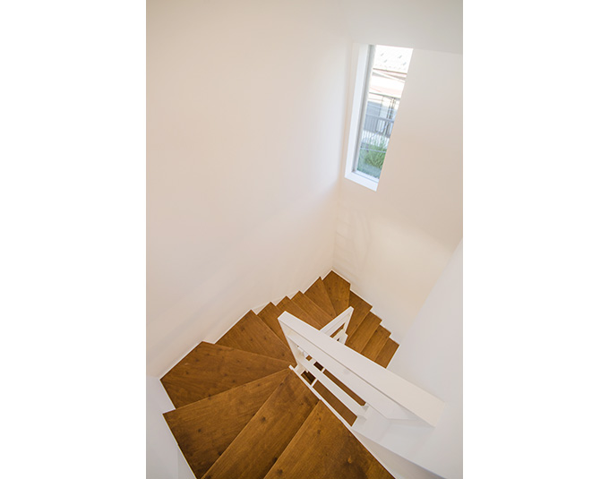 窓から光が差し込む明るい階段