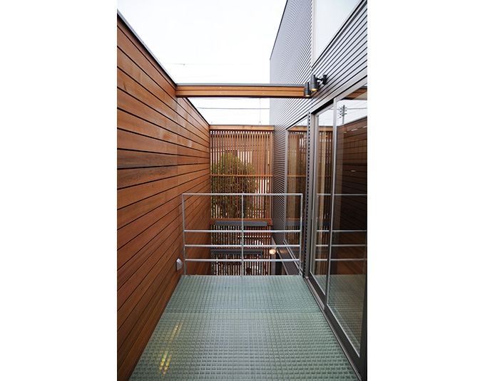 吹き抜けと明るい２Fデッキ