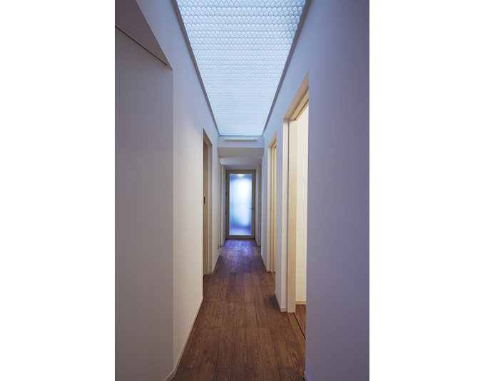 柔らかな光が差し込む明るい廊下