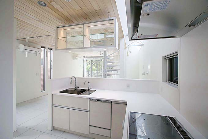 白を基調とした広めのキッチン