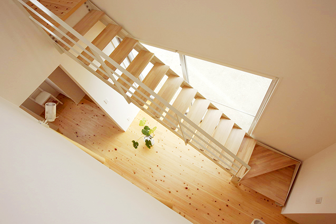 南側の吹抜と共に設けた階段