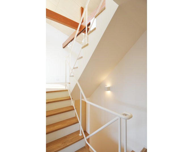白木とホワイトの手すりが明るい印象の階段