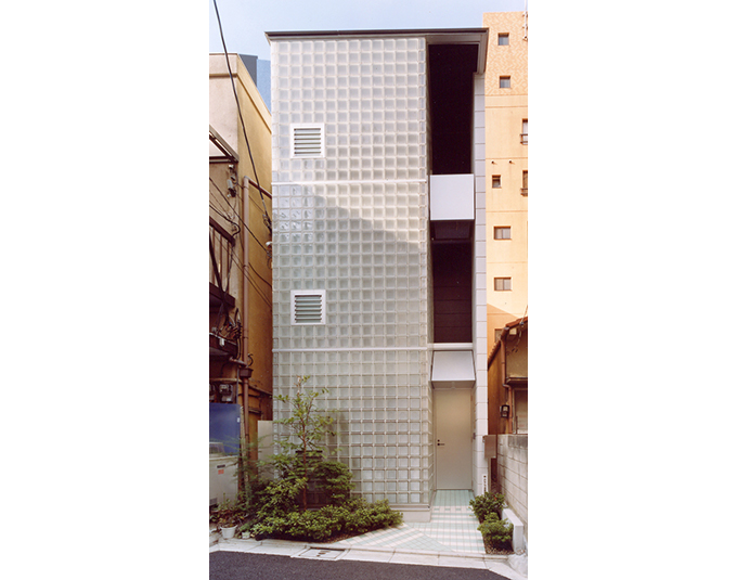 ガラスブロックの光の壁に通風を確保