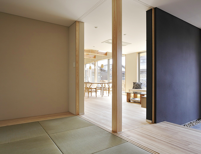 和室からリビングを見る