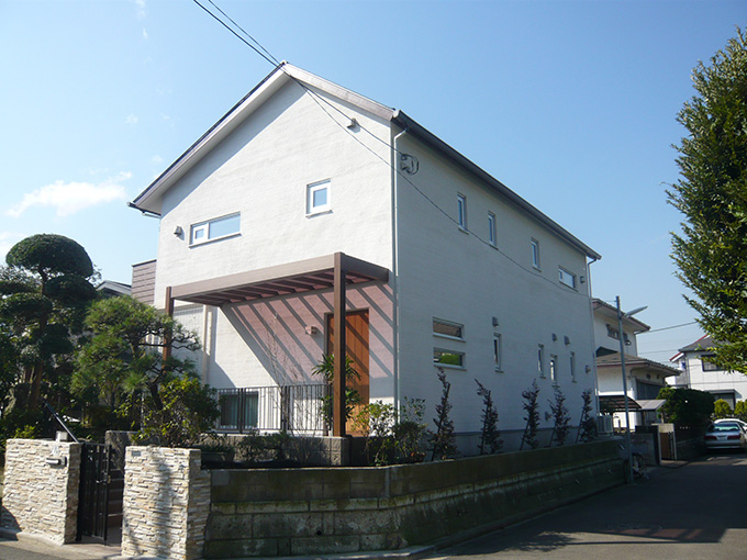 住宅街に馴染む外観