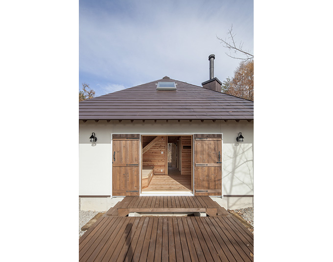 小さな山荘‐鎧戸を開けると、テラスと一体となる