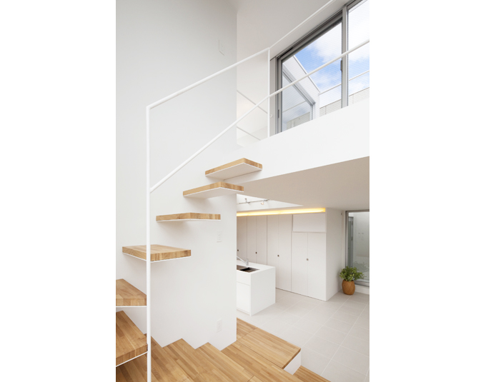 階段を登るとルーフテラスから空が広がる