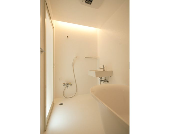 おしゃれなバスタブを配した浴室