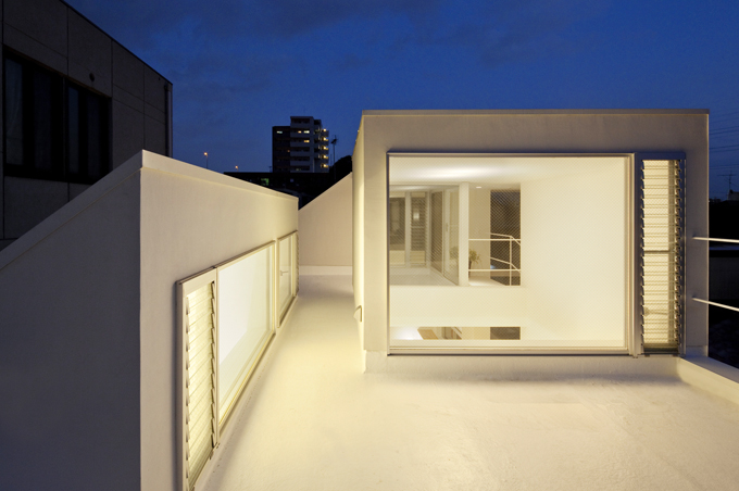 家の灯りで浮かび上がる夜のルーフテラス