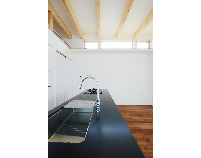 ブラックの天板がモダンなキッチン