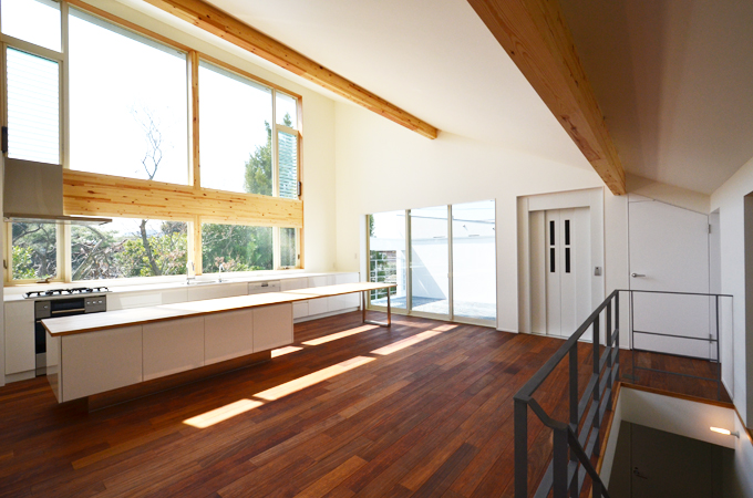 緑を眺めながらくつろぐリビングダイニング