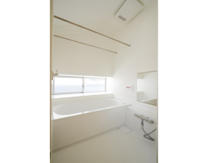 窓をつけて換気をよくしたバスルーム