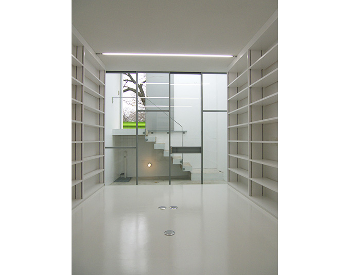 入口階段と真っ白な収納スペース