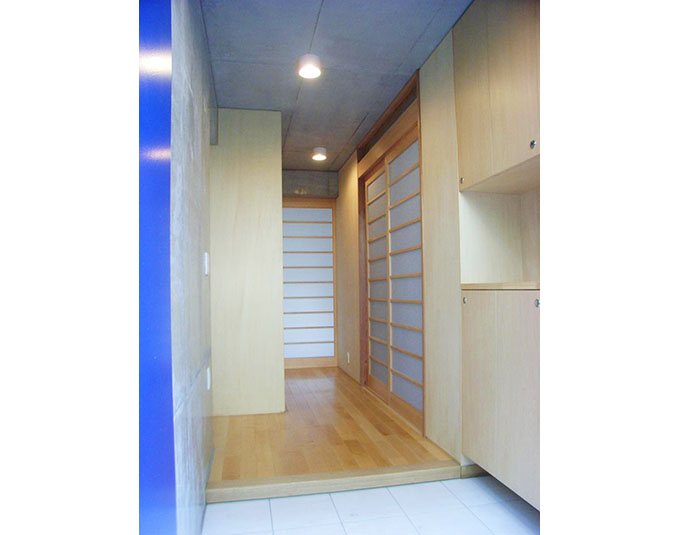 内装は木材の柔らかいイメージに