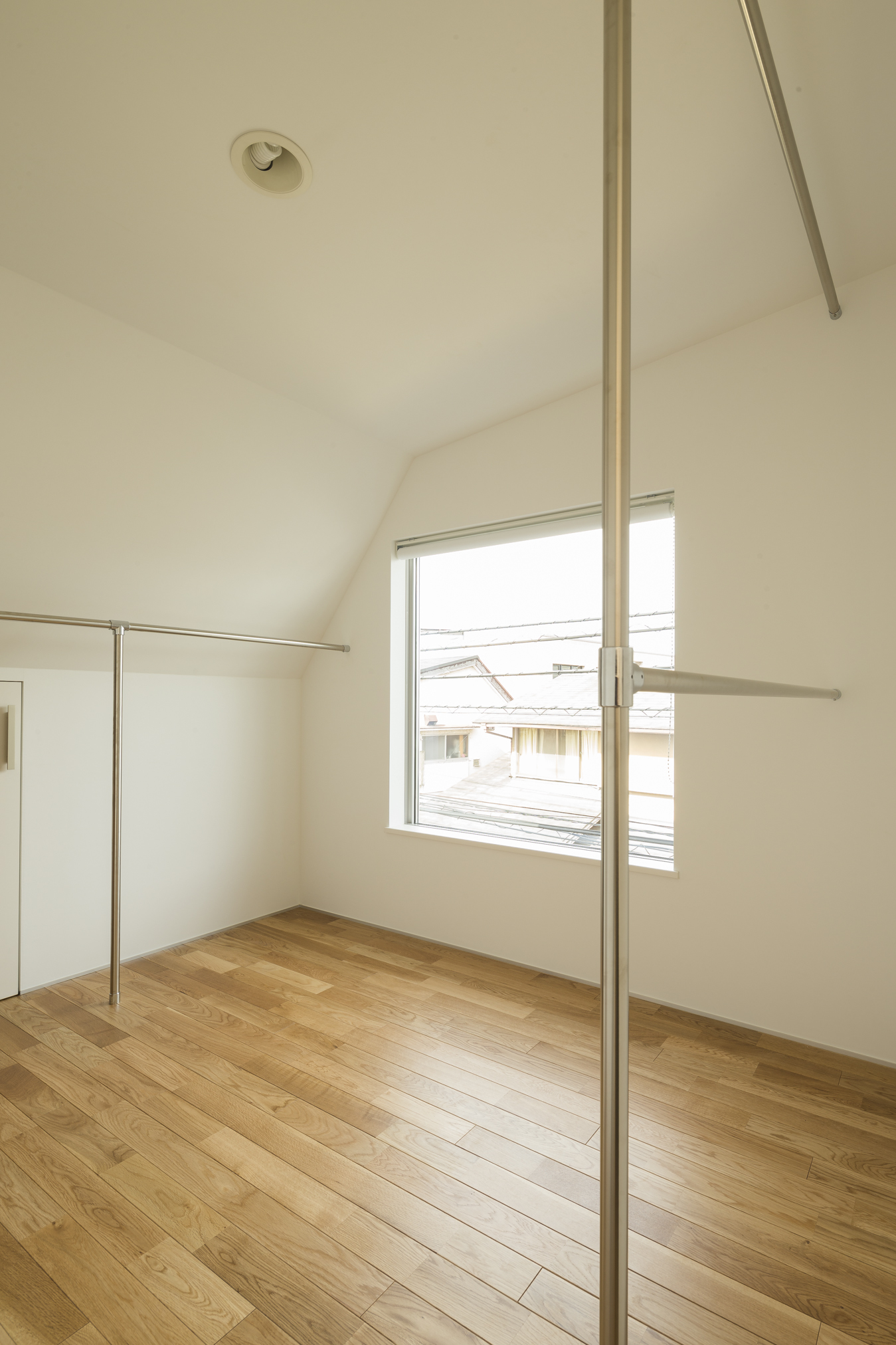 サブ１１・斜め天井のウォークインクローゼット