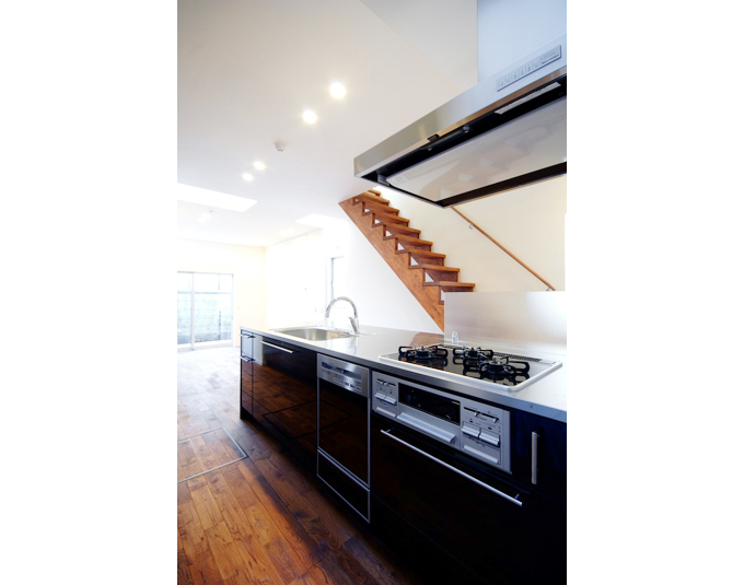 シックな印象のオープンキッチン