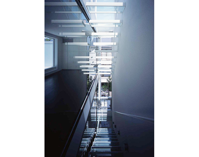 屋上から玄関まで光を落すガラス階段
