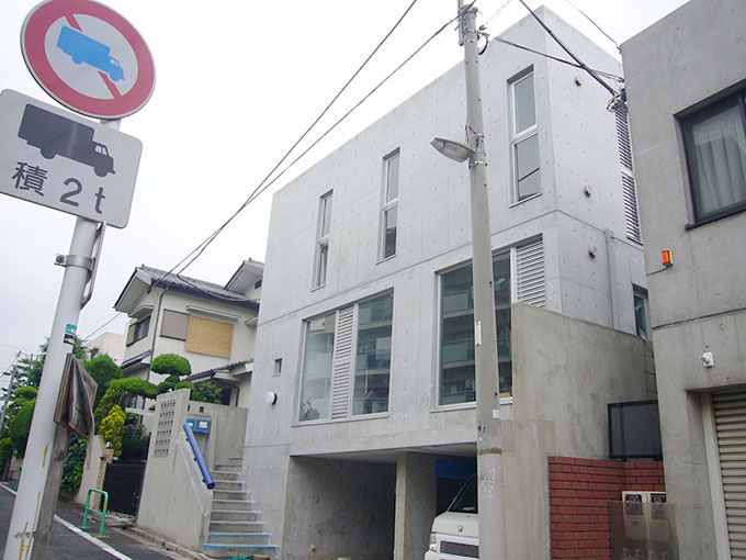 コンクリート打ちっぱなしの印象的な外観