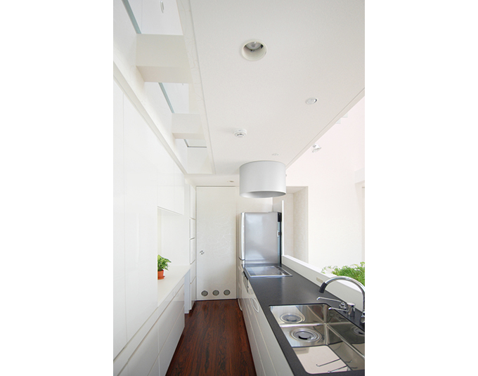 キッチンにもスリットの光が注ぎます