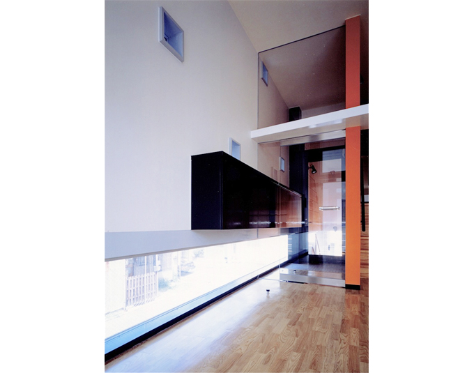 足元の窓から全面道路が見える