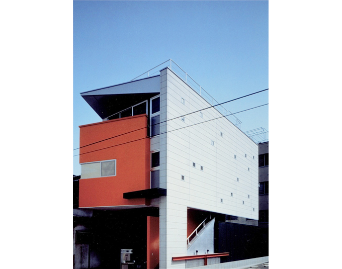 2階持ち出し居室と特徴的な庇