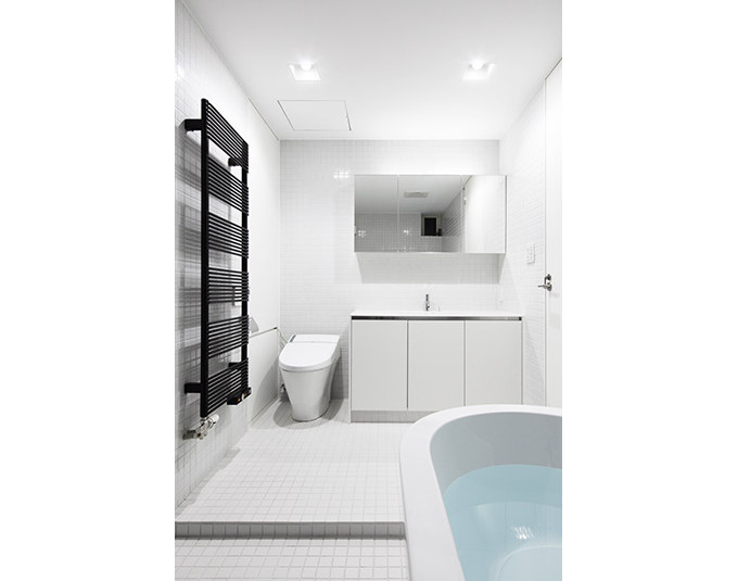 トイレから浴室へは壁を造らず開放的に