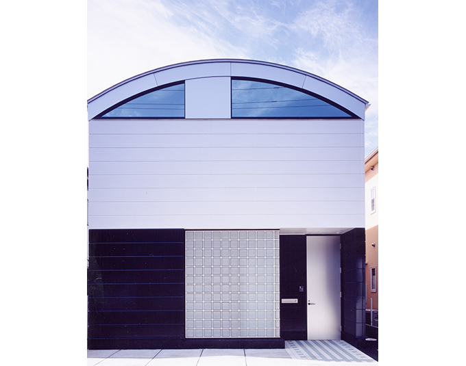 腰壁を黒く、浮いたイメージの住まい