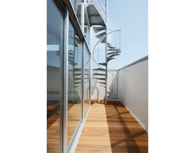 アイアン素材のらせん階段