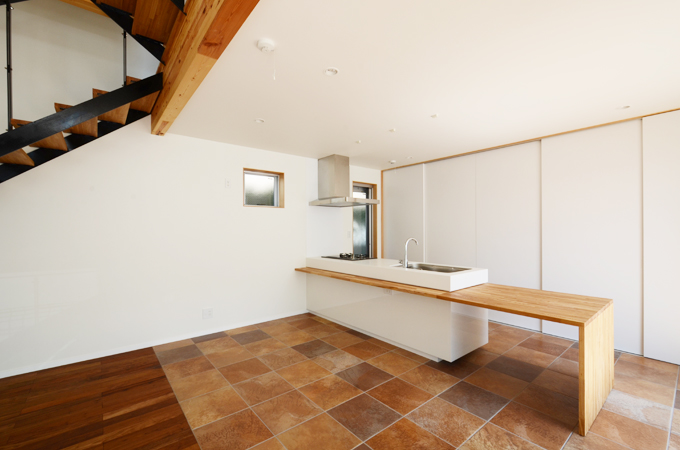 大容量の壁面収納をそなえたキッチン