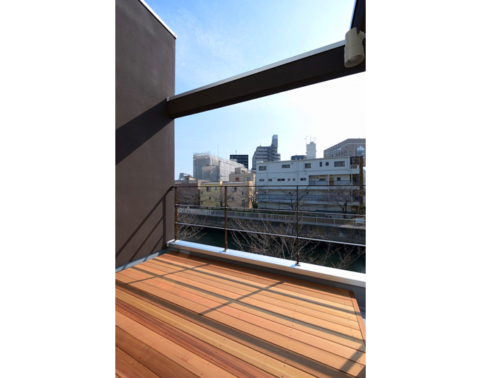 解放感あふれるウッドデッキ