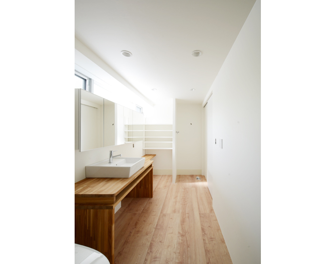 作り付け収納棚がある洗面スペース